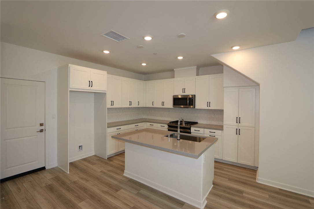 Detail Gallery Image 4 of 18 For 3943 Lavine Way #106,  Corona,  CA 92883 - 3 Beds | 2/1 Baths