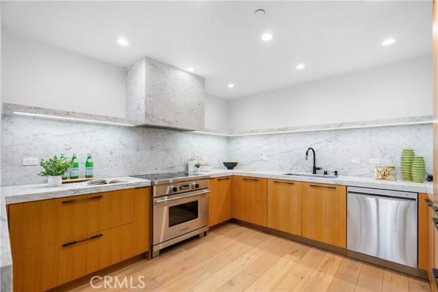 6250 Hollywood Boulevard, Los Angeles CA: https://media.crmls.org/medias/c61ea5bc-c4e7-4d85-a4d8-05b679abc9a2.jpg