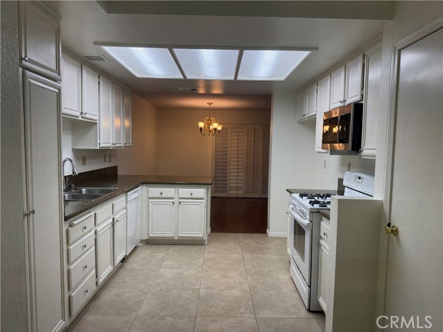 Detail Gallery Image 5 of 20 For 27 Alcoba, Irvine,  CA 92614 - 3 Beds | 2/1 Baths