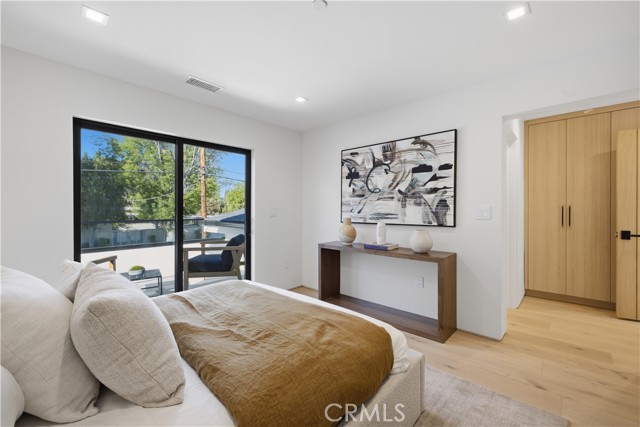 22518 Burbank photo 28