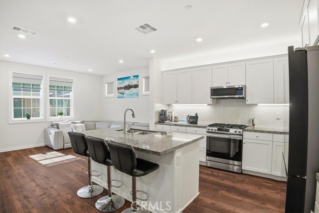 Detail Gallery Image 9 of 38 For 240 Tavern Creek, Palmdale,  CA 93551 - 3 Beds | 3 Baths