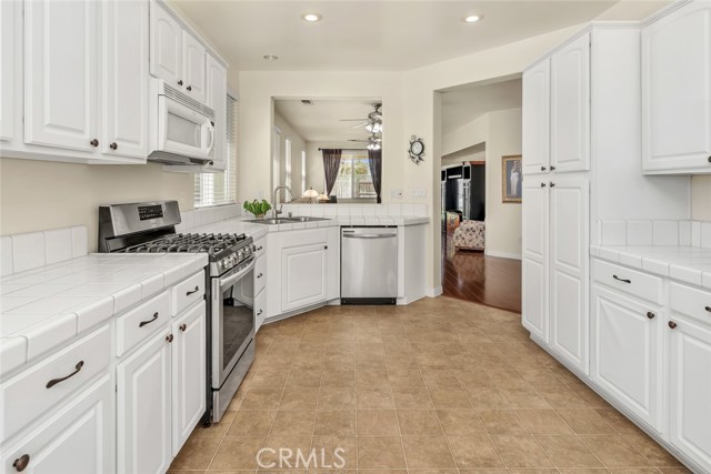 Detail Gallery Image 14 of 44 For 331 Hollyhill Dr, Bakersfield,  CA 93312 - 3 Beds | 2 Baths