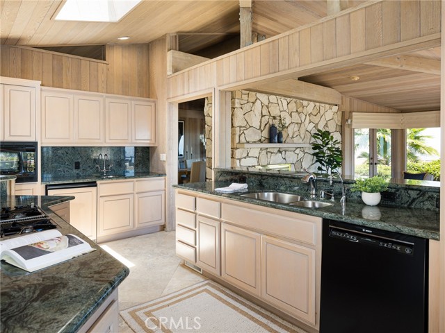 3423 Newridge Drive, Rancho Palos Verdes CA: https://media.crmls.org/medias/c62dfb87-ecf0-4efc-b848-083a6d1e8f42.jpg