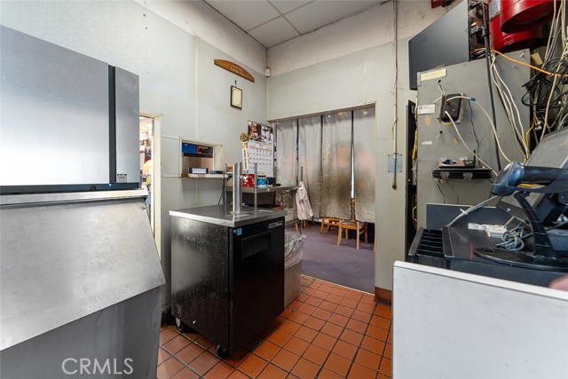 320 W Foothill Blvd, Upland CA: https://media.crmls.org/medias/c63162d6-7361-4f12-890d-ad25b54a3c64.jpg