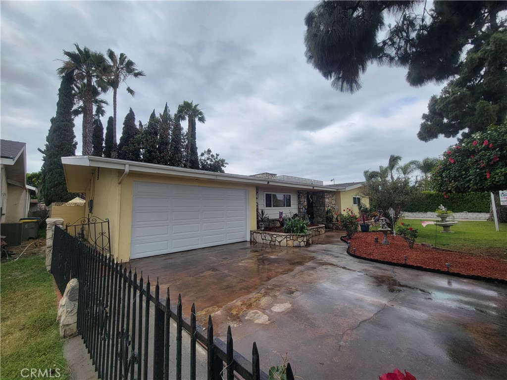 https://media.crmls.org/medias/c6335c7b-be9b-4661-959d-1a30c24cc24f.jpg?preset=X-Large