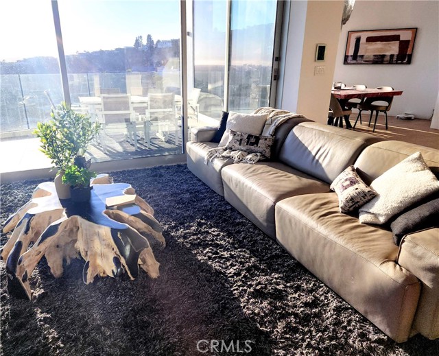 Detail Gallery Image 9 of 74 For 1609 Viewmont Dr, Los Angeles,  CA 90069 - 3 Beds | 3/1 Baths