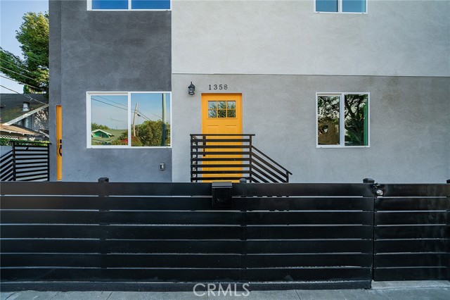 Detail Gallery Image 3 of 18 For 1348 W 41st Pl, Los Angeles,  CA 90037 - – Beds | – Baths