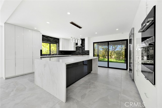 20101 Greenbriar Drive, Tarzana CA: https://media.crmls.org/medias/c63d08bc-057f-4889-b1fc-265d2f362927.jpg