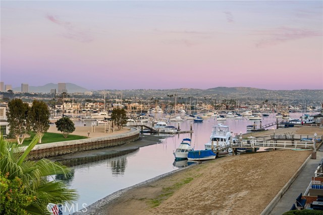 Detail Gallery Image 7 of 36 For 501 W Edgewater Ave, Newport Beach,  CA 92661 - 3 Beds | 3/1 Baths