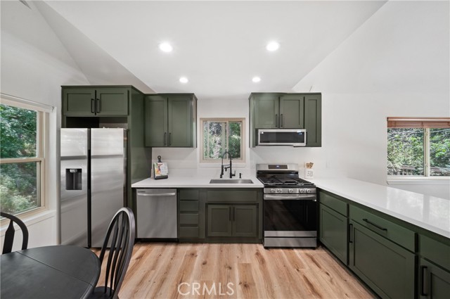 Detail Gallery Image 10 of 33 For 574 Mill Ct, Lake Arrowhead,  CA 92352 - 3 Beds | 2 Baths