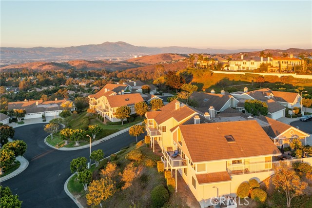 6 Saros, Irvine CA: https://media.crmls.org/medias/c64203c2-82c8-412d-9c7b-8e102fed5e82.jpg