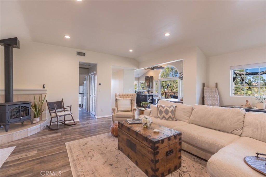 https://media.crmls.org/medias/c6478695-c6a3-42d9-a866-fa37e6a4fc8d.jpg?preset=X-Large