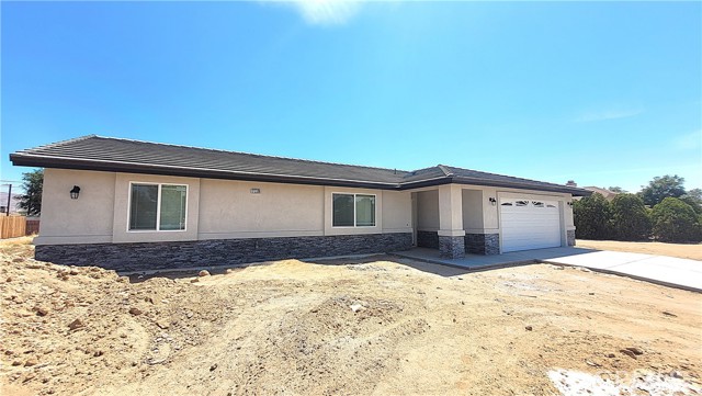 21109 Sioux Road, Apple Valley CA: https://media.crmls.org/medias/c647d213-5b5f-48bb-8c15-3744510026a4.jpg
