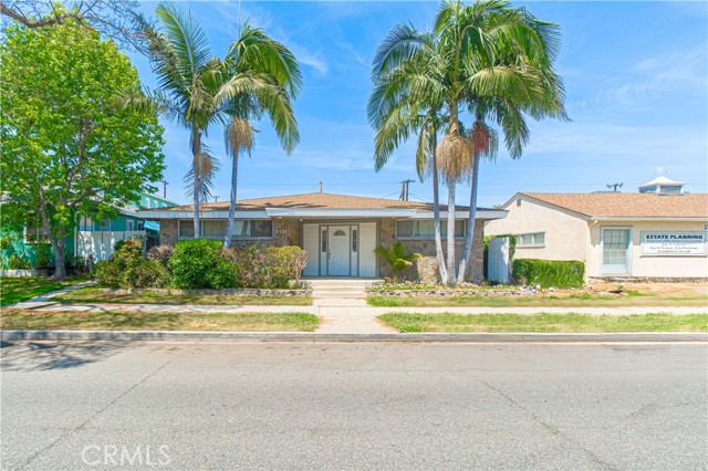 1731 E Wardlow Road, Long Beach CA: https://media.crmls.org/medias/c64cab13-0740-4f8d-9fdf-c8e696917a28.jpg
