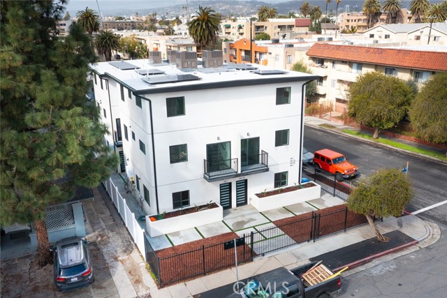 Detail Gallery Image 2 of 42 For 443 N Harvard Bld, Los Angeles,  CA 90004 - 3 Beds | 3 Baths
