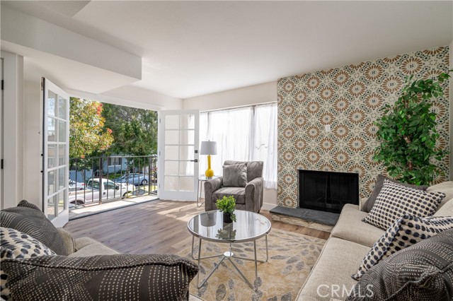 Detail Gallery Image 1 of 27 For 204 Lime St #1,  Inglewood,  CA 90301 - 2 Beds | 2/1 Baths