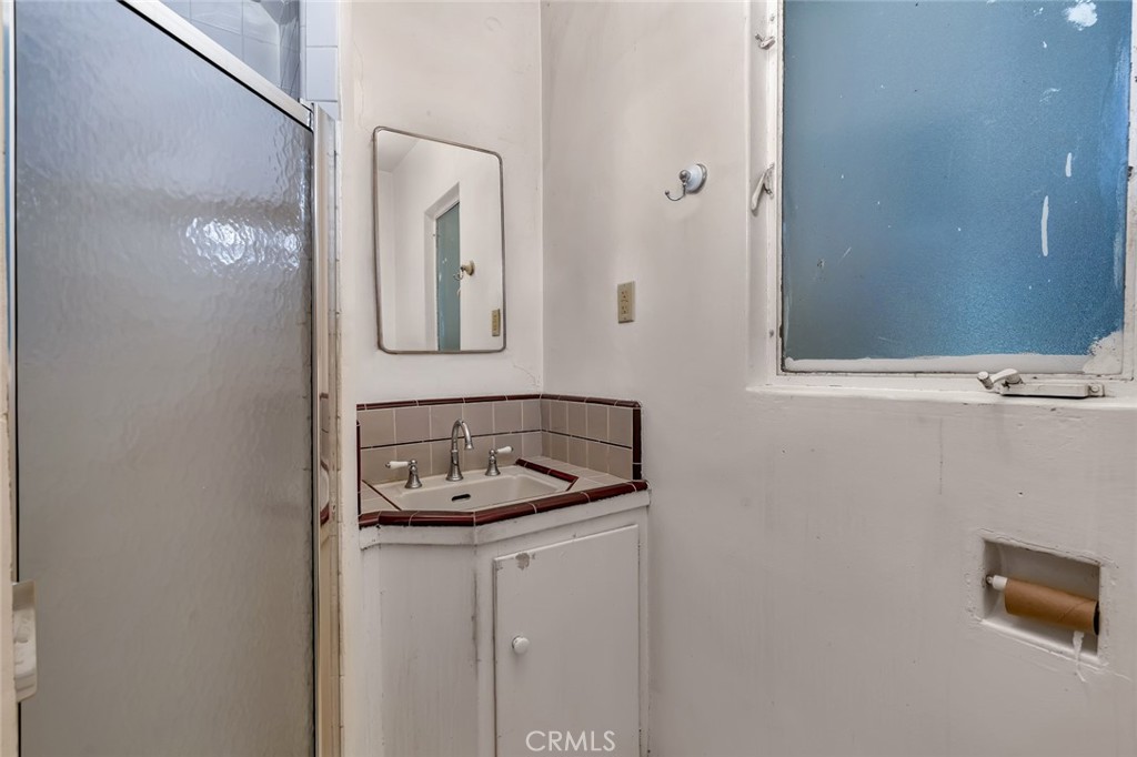 https://media.crmls.org/medias/c64da483-6e00-4a19-86cf-d0264e3a7e39.jpg?preset=X-Large
