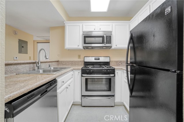 Detail Gallery Image 4 of 28 For 5325 Newcastle Ave #240,  Encino,  CA 91316 - 2 Beds | 2 Baths