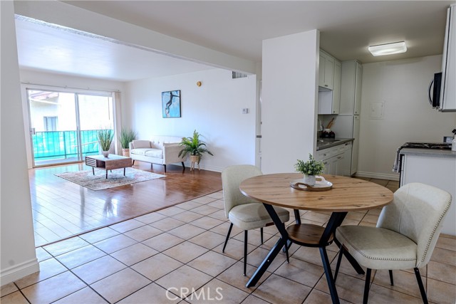 Detail Gallery Image 4 of 22 For 5460 White Oak #K301,  Encino,  CA 91316 - 2 Beds | 2 Baths