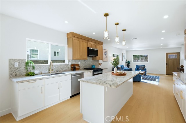 Detail Gallery Image 7 of 51 For 5104 8th Ave, Los Angeles,  CA 90043 - 4 Beds | 3 Baths