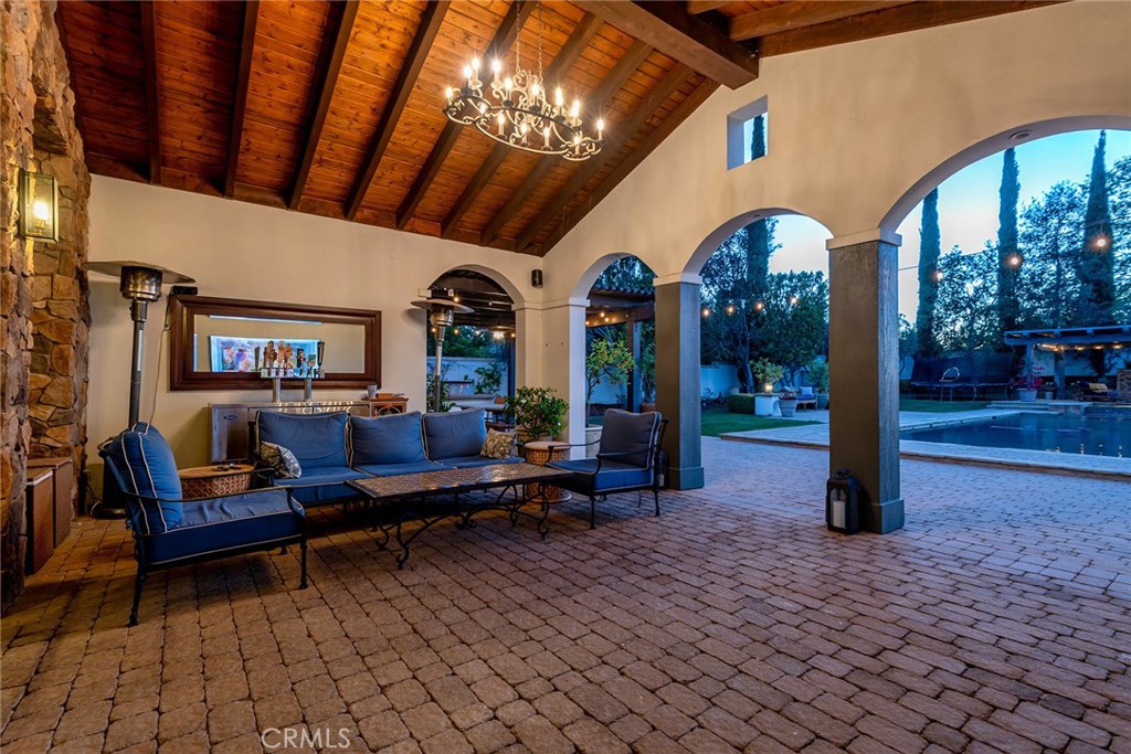 https://media.crmls.org/medias/c6580f91-fe8b-41a1-8b75-3e8a7631bc23.jpg?preset=X-Large