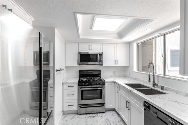 Detail Gallery Image 8 of 24 For 2310 N Fairview St #208,  Burbank,  CA 91504 - 2 Beds | 3 Baths