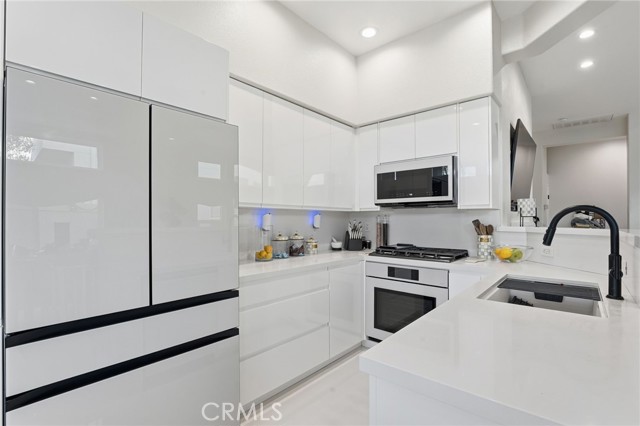 Image 3 of 30 For 7697 Hazard Center