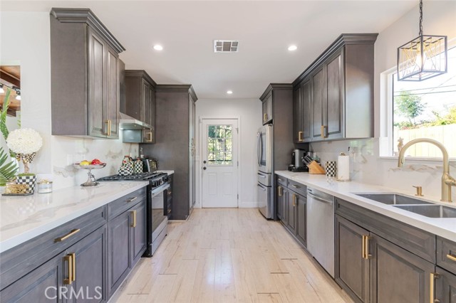 Detail Gallery Image 11 of 34 For 6659 Shirley Ave, Reseda,  CA 91335 - 3 Beds | 2 Baths