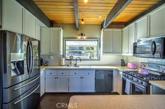 Detail Gallery Image 10 of 31 For 1412 E Big Bear Bld, Big Bear City,  CA 92314 - 3 Beds | 2 Baths