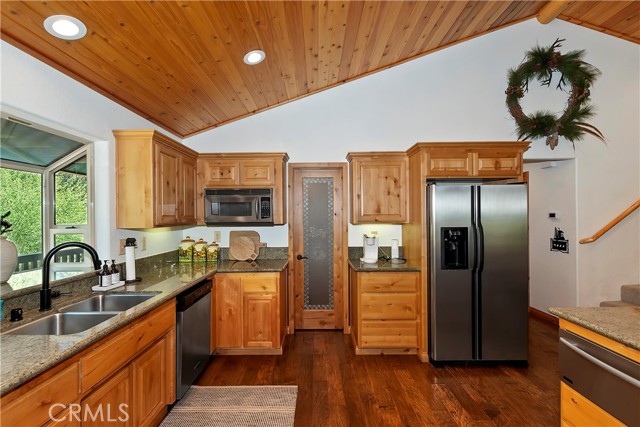 Detail Gallery Image 17 of 63 For 1010 Heritage Trl, Big Bear City,  CA 92314 - 4 Beds | 4 Baths