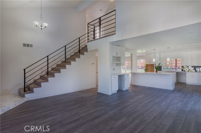 Living Room with high ceiling