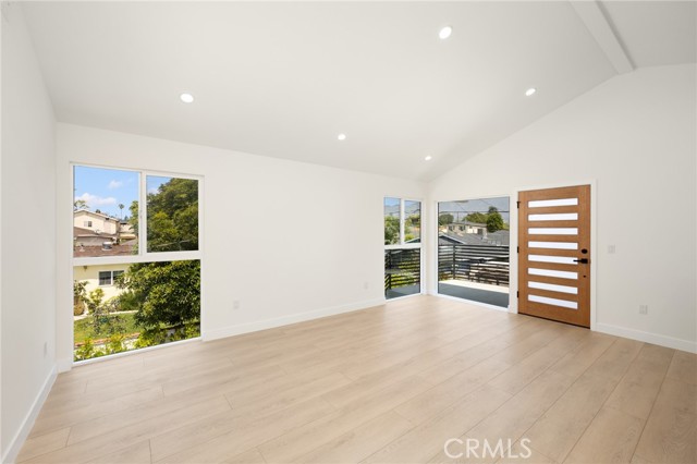 914 N Catalina Street, Burbank CA: https://media.crmls.org/medias/c6647748-8c61-4166-a3f3-9d9eb1713ccb.jpg