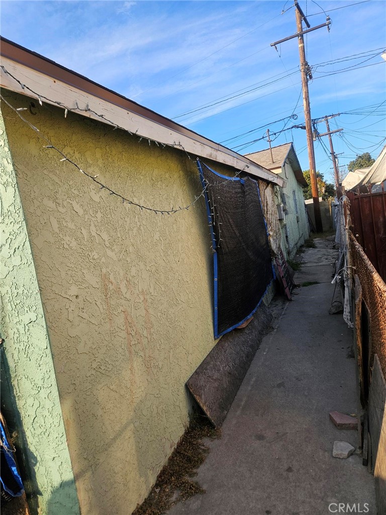 https://media.crmls.org/medias/c6653dda-0c6f-409a-987b-ca28c9439514.jpg?preset=X-Large