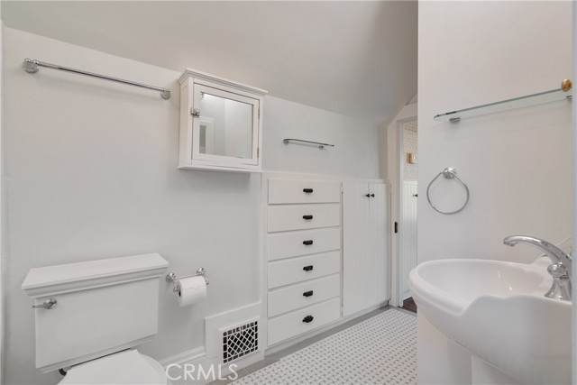 211 E Virginia Avenue, Glendora CA: https://media.crmls.org/medias/c66806b2-f3a2-4ed6-b3ae-5a68d9c99fc0.jpg