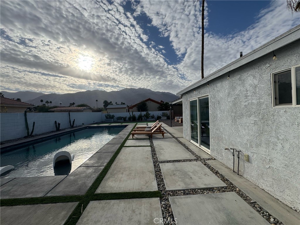 https://media.crmls.org/medias/c66dfb44-81c5-4e62-b920-178287c69c33.jpg?preset=X-Large