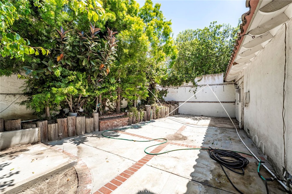 https://media.crmls.org/medias/c6718046-46be-484a-8f58-dcb8dbfb166d.jpg?preset=X-Large