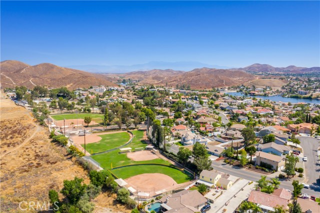 30571 Longhorn Drive, Canyon Lake CA: https://media.crmls.org/medias/c67297e7-d40d-4e2e-939d-4f636a54911a.jpg
