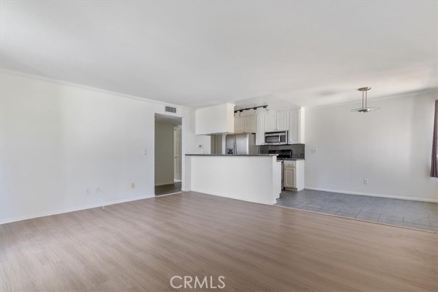 Detail Gallery Image 10 of 21 For 18640 Collins St #220,  Tarzana,  CA 91356 - 2 Beds | 2 Baths