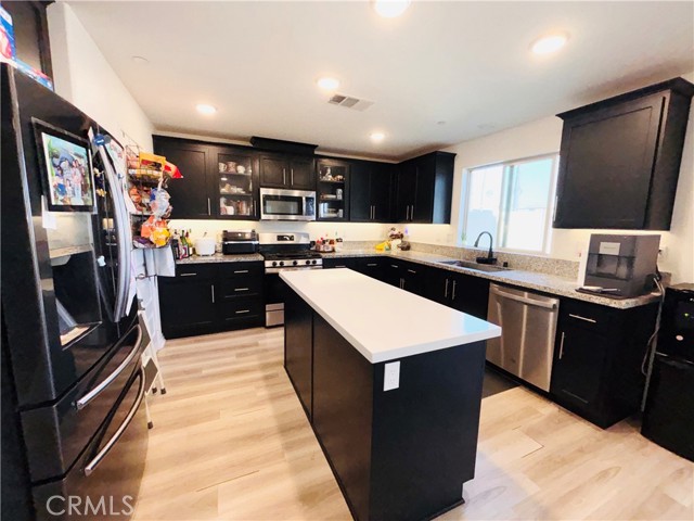 Detail Gallery Image 12 of 66 For 32770 Shorecrest, Lake Elsinore,  CA 92530 - 4 Beds | 3 Baths