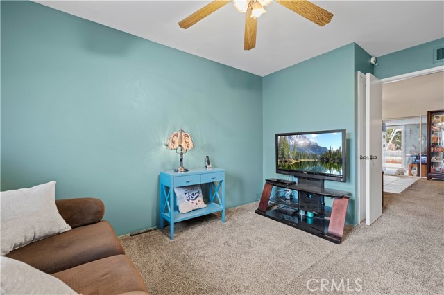 Detail Gallery Image 16 of 32 For 28004 Lakehurst Ave, Canyon Country,  CA 91351 - 4 Beds | 2 Baths