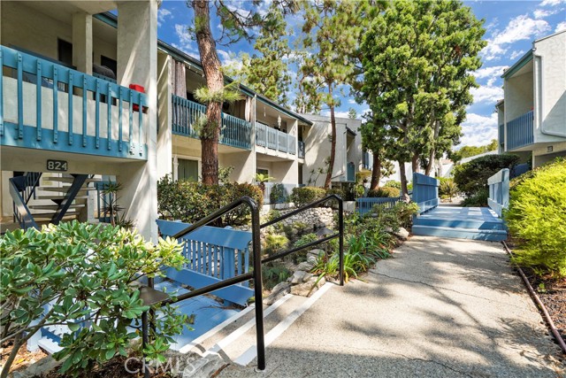 Perfectly manicured grounds for a stroll Perfectly manicured grounds for a stroll