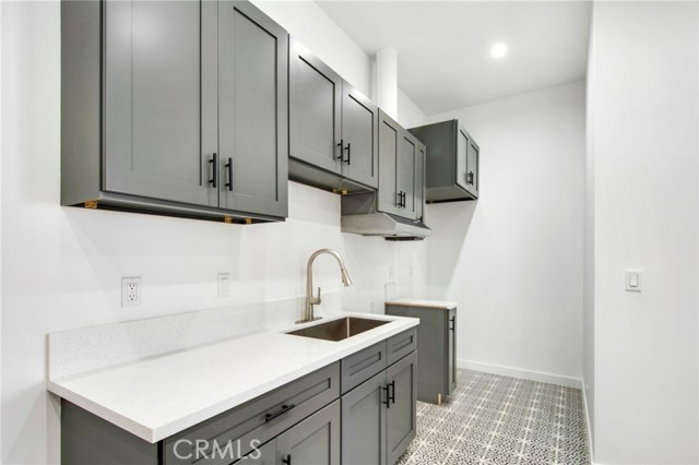 Detail Gallery Image 3 of 13 For 5512 Long Beach #B,  Long Beach,  CA 90805 - 2 Beds | 1 Baths