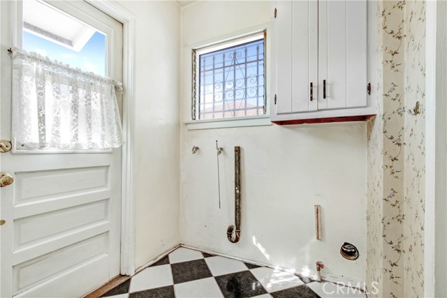 INDOOR LAUNDRY AREA JUST OFF THE KITCHEN