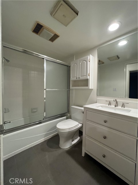 Detail Gallery Image 8 of 14 For 222 N Rose #207,  Burbank,  CA 91505 - 2 Beds | 2 Baths