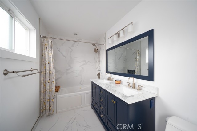 Detail Gallery Image 8 of 18 For 22149 Victory Bld, Woodland Hills,  CA 91303 - 3 Beds | 3 Baths