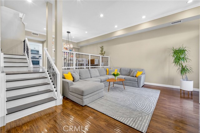 Detail Gallery Image 6 of 46 For 5240 Yarmouth #4,  Encino,  CA 91316 - 3 Beds | 3 Baths