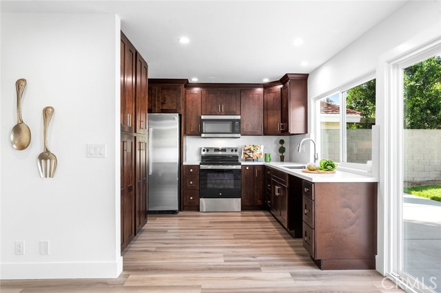 Detail Gallery Image 15 of 67 For 3129 S Rene Dr, Santa Ana,  CA 92704 - 4 Beds | 3 Baths