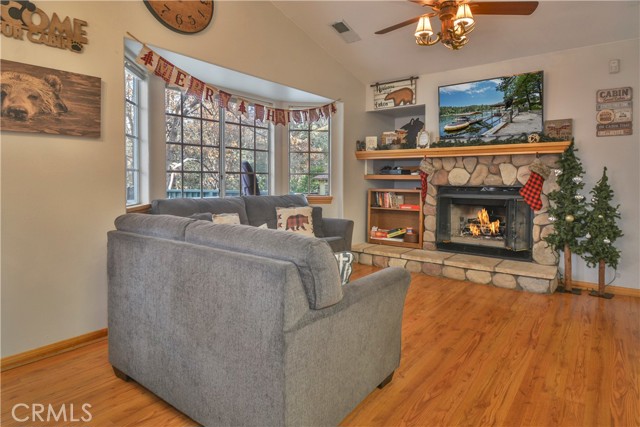 Detail Gallery Image 5 of 22 For 735 E Victoria Ct, Lake Arrowhead,  CA 92352 - 2 Beds | 1/1 Baths