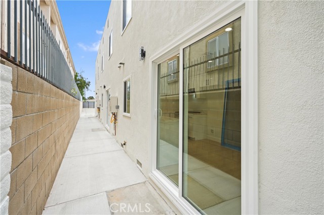 Detail Gallery Image 35 of 44 For 7010 Lennox Ave #C,  Van Nuys,  CA 91405 - 3 Beds | 2/1 Baths