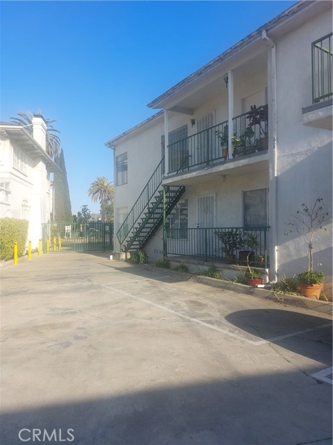 Detail Gallery Image 5 of 24 For 1891 Buckingham Rd #1,  Los Angeles,  CA 90019 - 3 Beds | 2 Baths